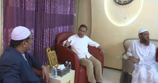 চরমোনাই পীরের বাড়িতে তারেক রহমান